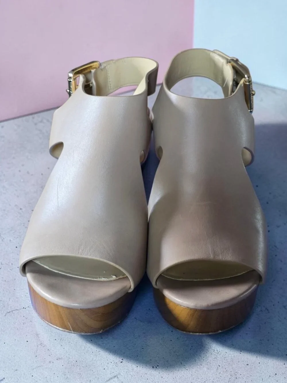 EUC MICHAEL KORS (8M) JOSEPHINE Wedge Wood Heel Platform Gold-Tone Buckle